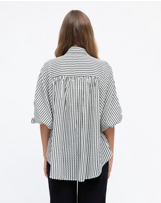 Load image into Gallery viewer, Wallar Button Top - Black Stripe
