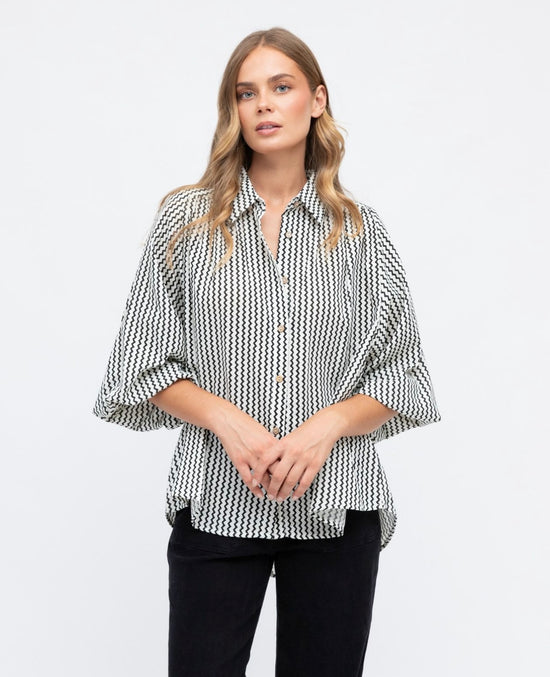 Load image into Gallery viewer, Wallar Button Top - Black Stripe
