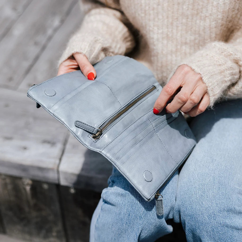 Dusky robin top wallet